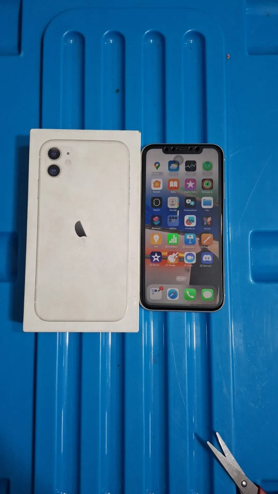 iPhone 11 (Gold, 64GB)